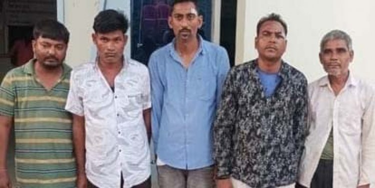 बीच सड़क शराब पार्टी कर रहे युवकों ने पुलिस से की मारपीट, डायल-112 की गाड़ी की चाबी छीन 40 मनिट तक घेरे रखा, 5 गिरफ्तार