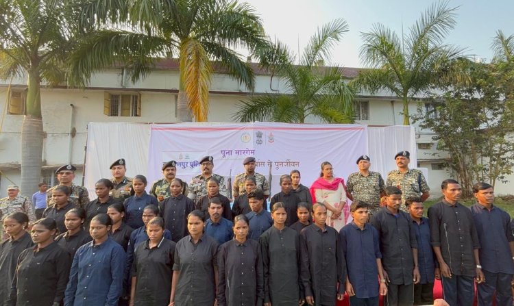 नारायणपुर में बड़ी सफलता: 19 महिला सहित 28 माओवादी मुख्यधारा में लौटे, 19 पर था 89 लाख का इनाम