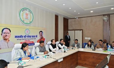 स्कूल शिक्षा मंत्री गजेन्द्र यादव ने शिक्षा विभाग की दुर्ग संभाग स्तरीय समीक्षा बैठक ली