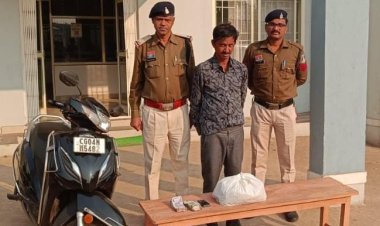 नशेड़ियों को गांजा उपलब्ध कराने वाला आरोपी गिरफ्तार, एक लाख का गांजा, 55 हजार कैश सहित 2.63 लाख रुपए का सामान जब्त 