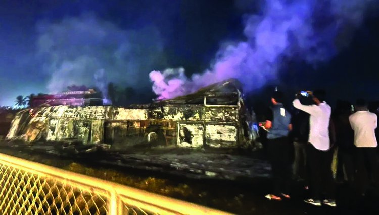 ट्रक और स्लीपर कोच बस में भीषण टक्कर, 9 लोग जिंदा जले, कई घायल