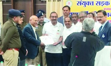 यातायात जागरूकता में सक्रिय भूमिका के लिए सामाजिक संस्था दिशा का सम्मान, न्यायमूर्त‍ि अभय मनोहर सप्रे ने किया सम्मानित