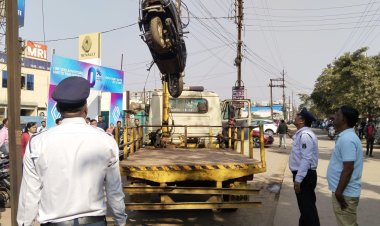 सर्विस रोड से हटाए गए खड़े वाहन, ट्रैफिक पुलिस की ताबड़तोड़ कार्रवाई