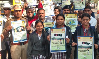 राष्ट्रीय सड़क सुरक्षा माह: बैनर-पोस्टर के ज़रिए लोगों को चेतावनी