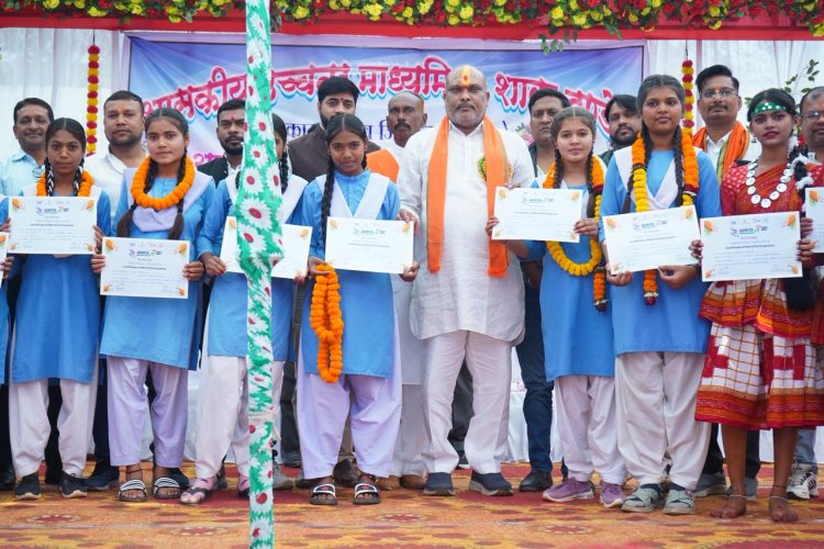 डुण्डेरा और कोड़िया स्कूल के वार्षिकोत्सव में शामिल हुए विधायक ललित चंद्राकर, प्रतिभावान छात्रों का किया सम्मान