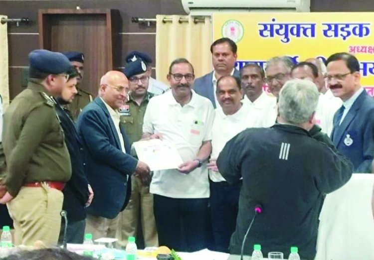 यातायात जागरूकता में सक्रिय भूमिका के लिए सामाजिक संस्था दिशा का सम्मान, न्यायमूर्त‍ि अभय मनोहर सप्रे ने किया सम्मानित