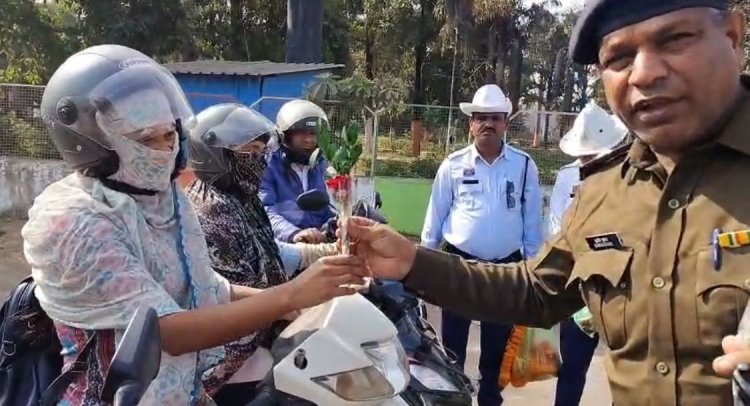 हेलमेट और सीट बेल्ट लगाने वालों का गुलाब भेंटकर सम्मान, नियम तोड़ने वालों को दी समझाइश