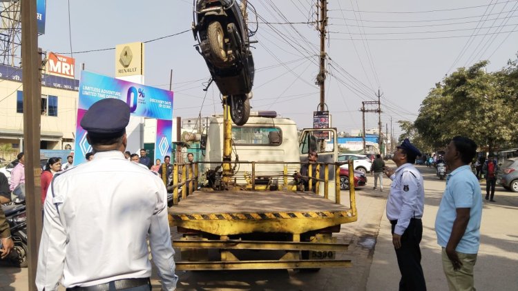 सर्विस रोड से हटाए गए खड़े वाहन, ट्रैफिक पुलिस की ताबड़तोड़ कार्रवाई