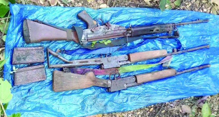 आत्मसमर्पित इनामी महिला नक्सली की सूचना पर जंगल से हथियारों का डम्प बरामद