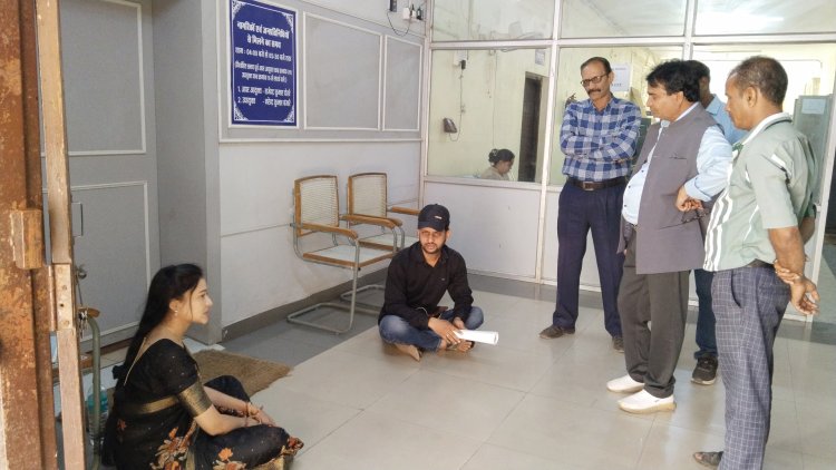 भू-माफियाओं के कब्जे से परेशान पार्षद आयुक्त कार्यालय के बाहर धरने पर बैठीं