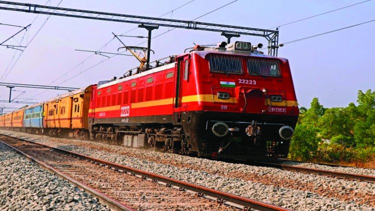 ट्रेन में यात्रियों से अवैध वसूली: सुपरफास्ट के जनरल कोच से 4 किन्नर गिरफ्तार