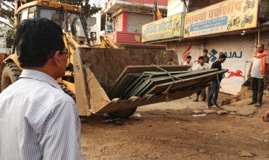 सुबह 6 बजे से कार्रवाई: सुपेला संडे मार्केट में अतिक्रमण हटाकर सड़क पूरी तरह खाली