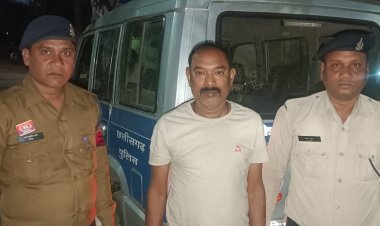 इलेक्ट्रॉनिक दुकान की आड़ में सट्टा कारोबार, पुलिस ने दबिश देकर आरोपी को पकड़ा, 15.74 लाख की जब्ती