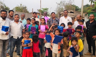 विधायक देवेंद्र यादव के जन्मदिन पर श्रमिक बस्ती में बच्चों को बांटी पाठ्य सामग्री, शिक्षा जागरूकता का दिया संदेश