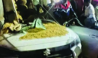 धान से लदा ट्रक कार पर पलटा, 4 की मौत; डीपीएस स्कूल के पास देर रात हादसा