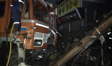 ट्रांसफार्मर पोल से बारूद भरी ट्रक टकराने के बाद लगी आग, भिलाई में आधी रात को टला बड़ा हादसा
