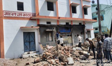 नोटिस की अनदेखी पड़ी भारी, नशाखोरी के अड्डे पर चला प्रशासन का बुलडोजर