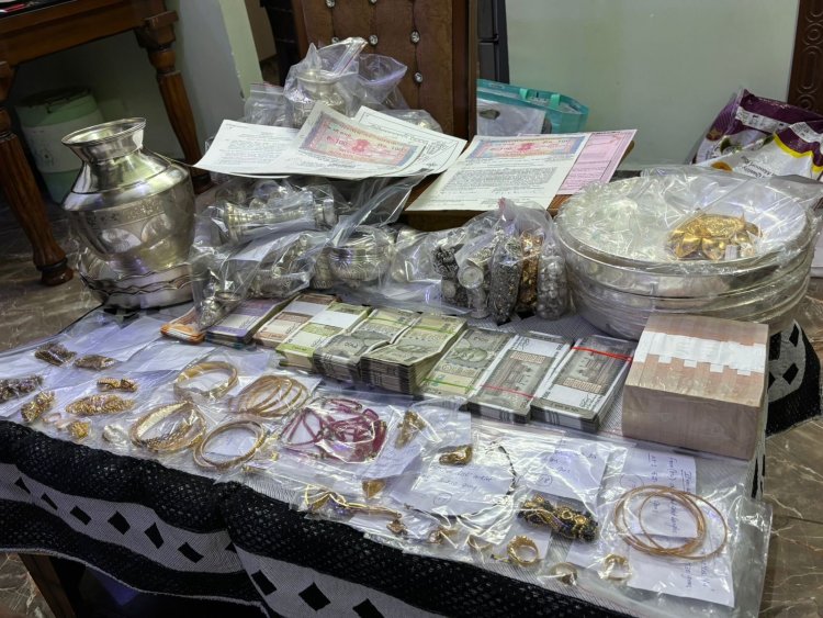 नगरपालिका के राजस्व अधिकारी के ठिकानों पर एसीबी की रेड, नकदी-जेवरात-वाहन समेत संपत्ति का खुलासा