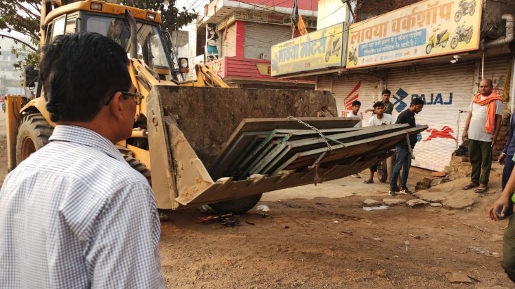 सुबह 6 बजे से कार्रवाई: सुपेला संडे मार्केट में अतिक्रमण हटाकर सड़क पूरी तरह खाली