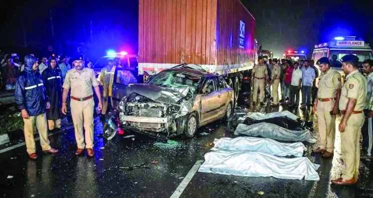 भीषण सड़क हादसा: शादी से लौट रहे छह दोस्तों की कार ट्रक से टकराई, सभी की मौत