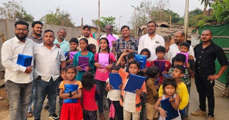 विधायक देवेंद्र यादव के जन्मदिन पर श्रमिक बस्ती में बच्चों को बांटी पाठ्य सामग्री, शिक्षा जागरूकता का दिया संदेश