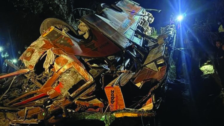 त्रिशूली नदी में बस गिरने 18 की मौत, 25 से ज्यादा घायल