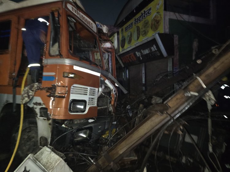 ट्रांसफार्मर पोल से बारूद भरी ट्रक टकराने के बाद लगी आग, भिलाई में आधी रात को टला बड़ा हादसा