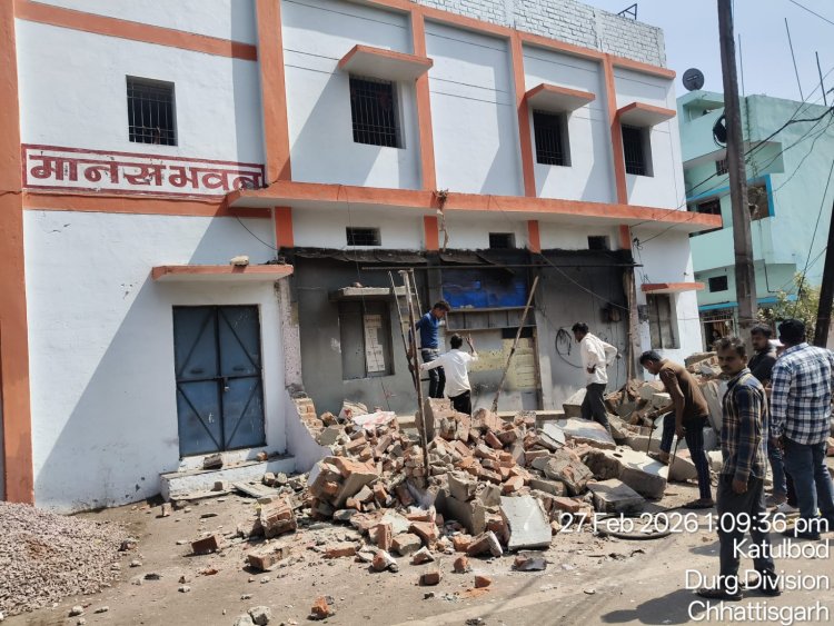 नोटिस की अनदेखी पड़ी भारी, नशाखोरी के अड्डे पर चला प्रशासन का बुलडोजर