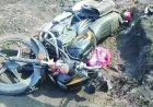 फाटक पर बारूद लदे वाहन की चपेट में आए बाइक सवार की मौत