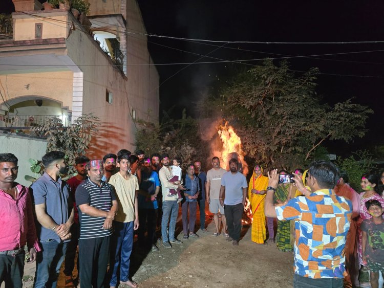 चंद्रनगर कोहका में धूमधाम से हुआ होलिका दहन और होली मिलन समारोह, सैकड़ों लोग हुए शामिल