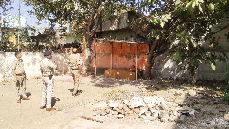 भिलाई के इस मंदिर में तोड़फोड़, भगवान की फोटो लगी चबूतरे को किया खंडित