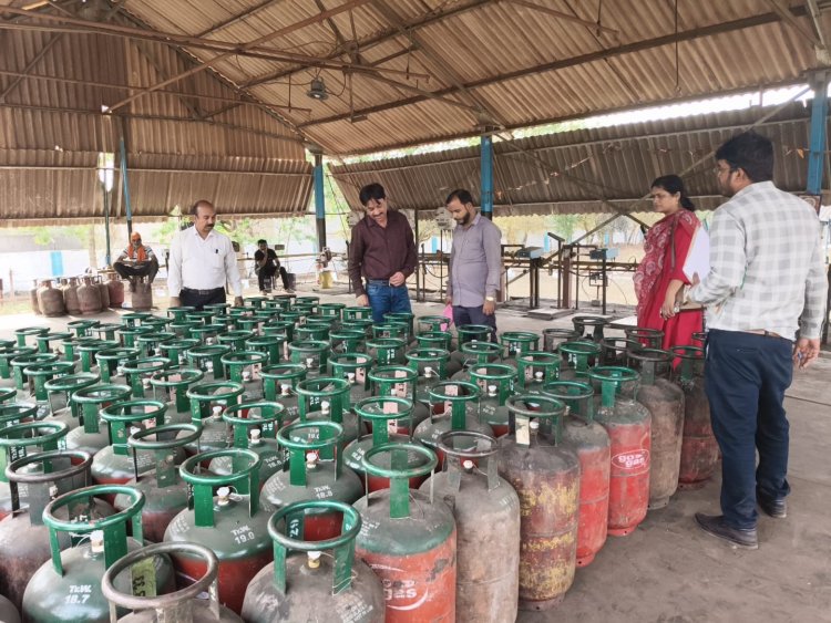 दुर्ग रसमड़ा में गैस का बड़ा खेल उजागर: 599 सिलेंडर और 2841 किलो LPG जब्त, नियमों की खुली धज्जियां