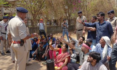 खम्हरिया में सड़क चौड़ीकरण पर बवाल: 50 से ज्यादा घरों पर चला बुलडोजर, ग्रामीणों ने किया चक्काजाम