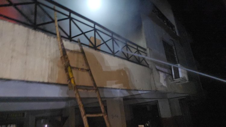 चौहान टाउन के फ्लैट में आग, दमकल की तत्परता से टला बड़ा हादसा