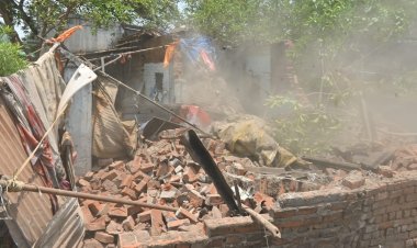 नाले किनारे अवैध कब्जों पर निगम की कार्रवाई