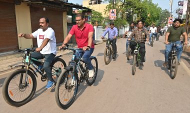 साइकिल से निरीक्षण पर निकले निगम आयुक्त, खेल मैदानों और उद्यानों का लिया जायजा