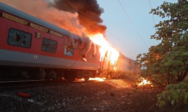 चलती राजधानी एक्सप्रेस में लगी भीषण आग, यात्रियों में मची अफरा-तफरी, लोगों ने कूदकर बचाई जान