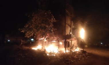 ट्रांसफार्मर से निकली चिंगारी, सुपेला की कबाड़ी दुकान में लगी भीषण आग