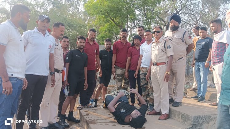 खारुन नदी में डूबे युवक का शव एसडीआरएफ ने निकाला, पुलिस को सौंपा