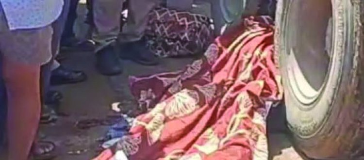 ट्रक की चपेट में आए पति-पत्नी की मौत, 4 साल का बेटा गंभीर घायल