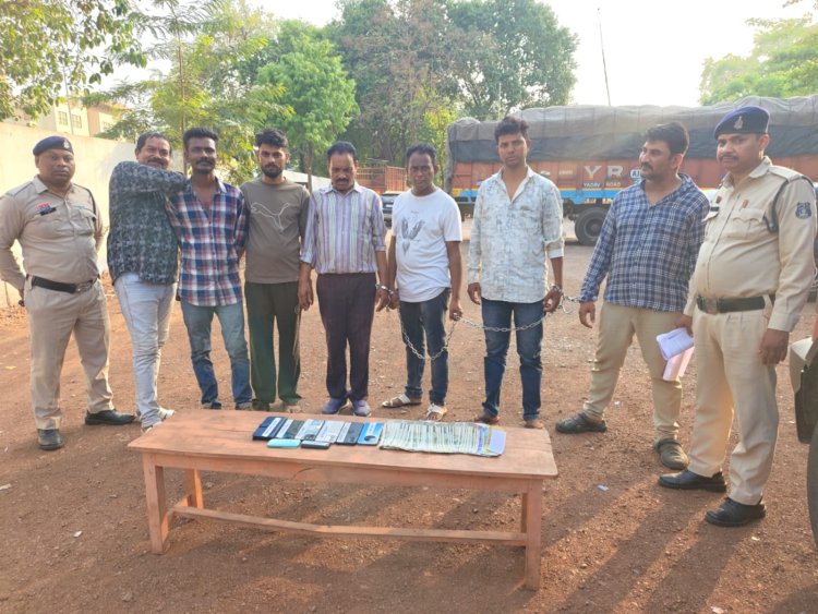 शिवनाथ नदी किनारे जुआ फड़ पर पुलिस का छापा, 7 जुआरी गिरफ्तार, 42 हजार कैश सहित लाखों का सामान जब्त