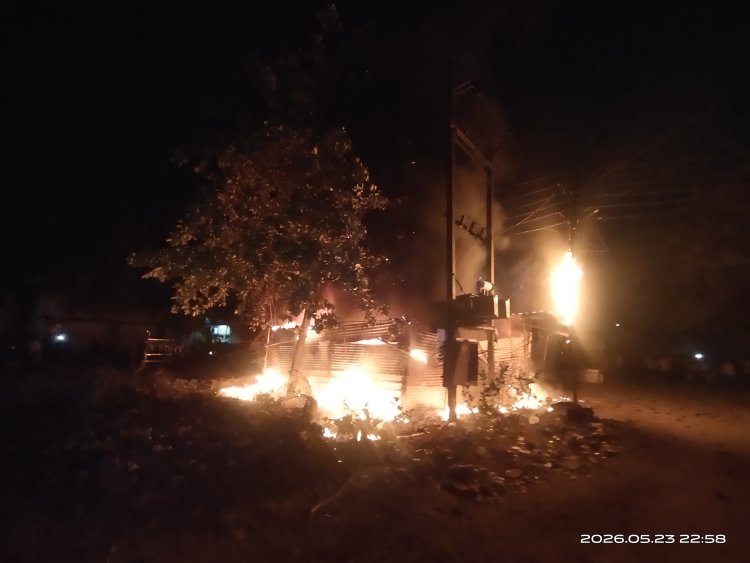 ट्रांसफार्मर से निकली चिंगारी, सुपेला की कबाड़ी दुकान में लगी भीषण आग