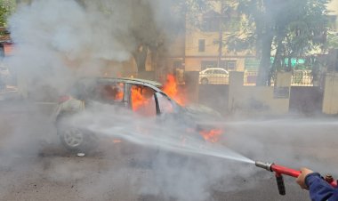 हेमचंद विश्वविद्यालय के सामने खड़ी कार में लगी भीषण आग, दमकल ने पाया काबू