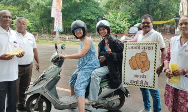 रेल चौक पर सड़क सुरक्षा अभियान, हेलमेट-सीट बेल्ट पहनने वालों का चॉकलेट देकर किया सम्मान