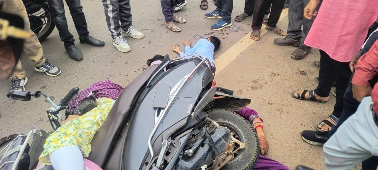 दुर्ग जिले में दर्दनाक सड़क हादसा: ट्रैक्टर से टकराई स्कूटी, दो सगी बहनों और उनके 2 बच्चे समेत 4 की मौत, 8 वर्षीय बालक घायल