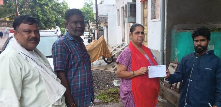 तालाब किनारे कचरा फेंकने वालों पर निगम का एक्शन, काटे गए चालान
