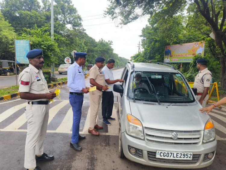 दुर्ग पुलिस का ट्रैफिक अभियान तेज, बाजारों से हाईवे तक व्यापारियों और वाहन चालकों को दी समझाइश