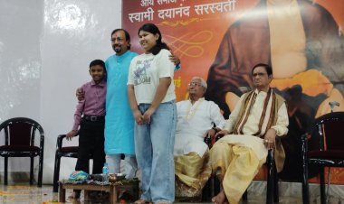 गुरु के सम्मान में शिष्यों ने धोए चरण, चित्रकार गौतम सील सम्मानित