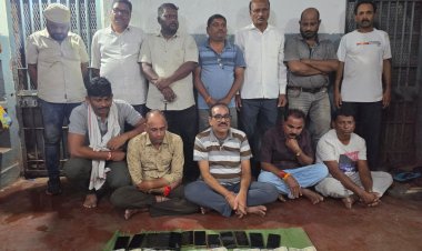 घर में चल रहा था लाखों का जुआ फड़, भिलाई में पुलिस ने छापा मार पार्षद पति सहित 12 लोगों को पकड़ा, नगदी समेत लाखों रुपए का माल जब्त