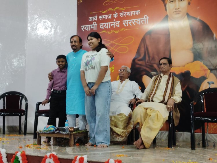 गुरु के सम्मान में शिष्यों ने धोए चरण, चित्रकार गौतम सील सम्मानित